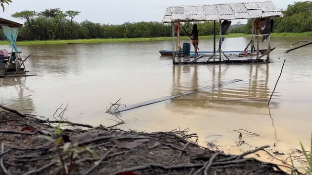 A CHUVA NOS TROUXE ÁGUA POTÁVEL/TIVE QUE EMPURRAR A BALSA QUE A ÁGUA LEVOU/AMAZONAS. смотреть онлайн