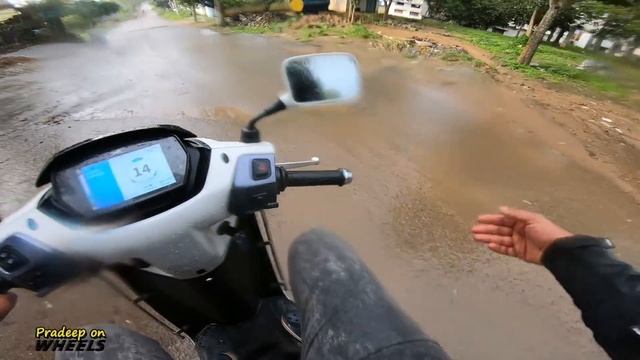 2021 TVS iQUBE Electric Scooter Detailed Ride Review | Price | Range | Colors | Charging Time смотреть онлайн