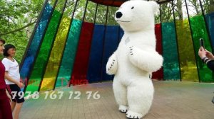 Феодосия большой белый медведь Тучка поздравил девочку с днем рождения.