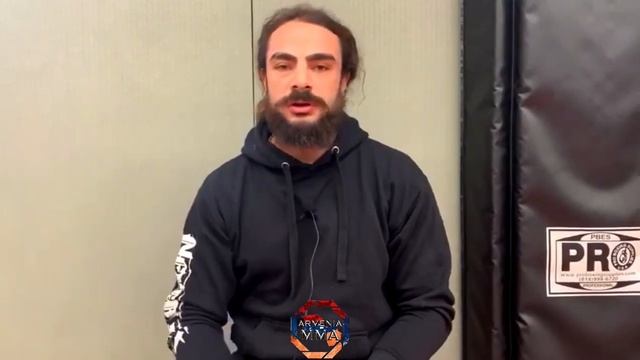 Армянский гонщик и боец ММА с большими яйцами – Давид Робертс смотреть онлайн