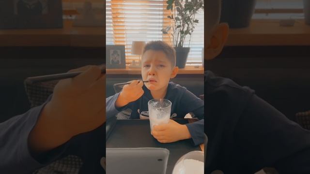 ПРАНК над Ярославом: не вкусный молочный коктейль! смотреть онлайн