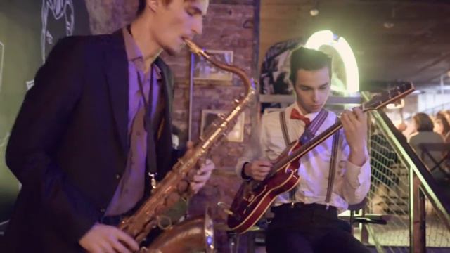 На сцене Al Capone Bar выступает джаз бэнд "BLACK BIRD TRIO" смотреть онлайн