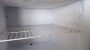 Холодильник Атлант, течет вода.