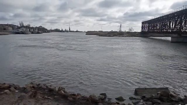 На мосту в Геническе - пролив Тонкий в сильный ветер 28 февраля 2020 смотреть онлайн