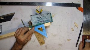 пилить с приспособлением под углом 45 градусов для изготовления картин самостоятельно и дешево