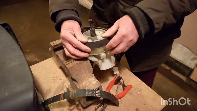 Садовый измельчитель DEKO 2800 . Порвался приводной ремень. смотреть онлайн