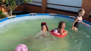 Маша Дарк купается в бассейне на деревне у деда