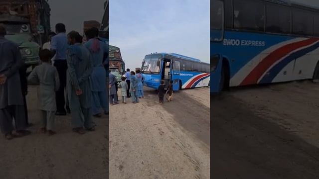 DAEWOO EXPRESS BUS Pakistani Road смотреть онлайн