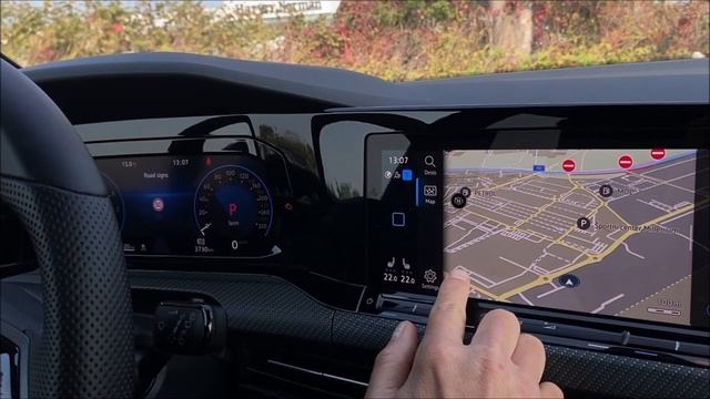 VW Golf 8 R – simultaneous map display on digital cockpit display AND Discover Media смотреть онлайн