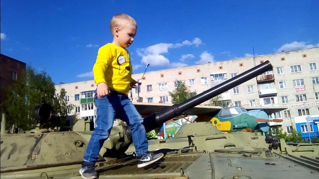 Миша и БОЛЬШОЙ ТАНК !!! НЕ СТРАШНО ! ЛУЧШАЯ ИГРУШКА НАЙДЕНА смотреть онлайн