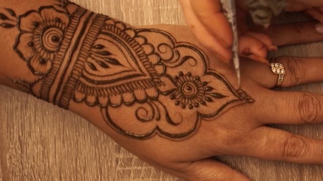 Simple Henna Design for Beginners смотреть онлайн