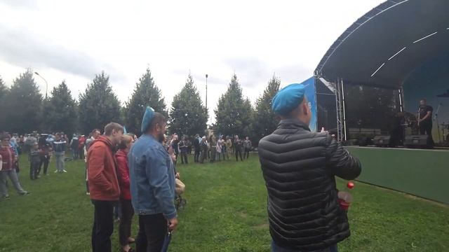 День ВДВ • Купание В ФОНТАНЕ • Парк Горького • Москва смотреть онлайн