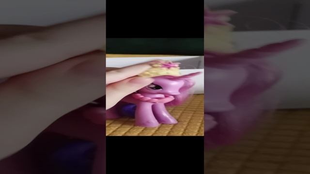 приехала ищë одна пони