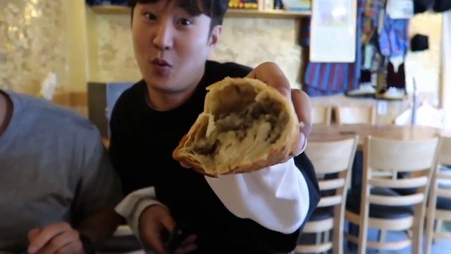 КОРЕЕЦ ВПЕРВЫЕ ПРОБУЕТ УЗБЕКСКИЙ ПЛОВ И ТАНДЫРНУЮ САМСУ! НИКОЛАЙ ПО-КОРЕЙСКИ смотреть онлайн