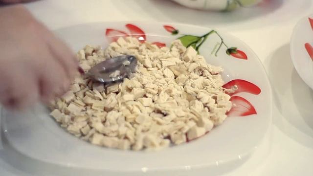 Салат "Принц" с курицей и маринованными огурцами смотреть онлайн