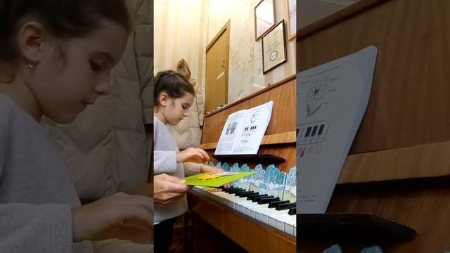 Урок игры на фортепиано по книге Галустян Д.Г. " Весёлая карусель" смотреть онлайн