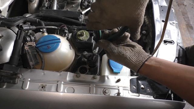 Замена абсорбера (угольного фильтра) Skoda Octavia Tour A4 смотреть онлайн