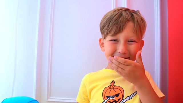 Сеня играет с Большими Воздушными Шариками смотреть онлайн