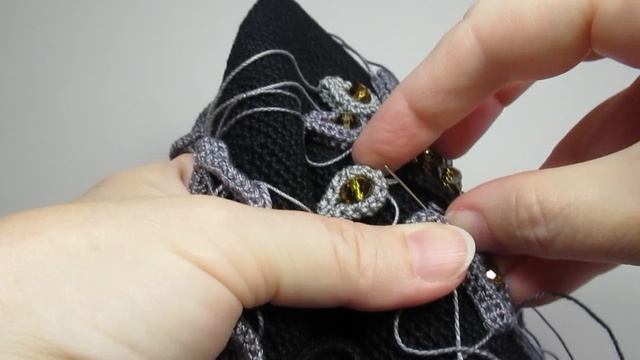 Делаю цветок с новой серединкой на поверхности вязаной крючком сумки смотреть онлайн