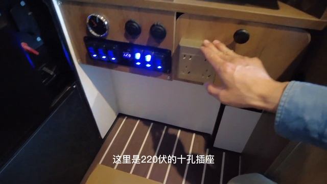 重庆夫妻喜欢背驮房箱旅行，特意买长安览拓者皮卡 смотреть онлайн