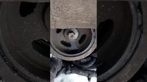 Замена шкива Nissan Maxima 2000 года.Шкив сорвало с резинки.Откручиваем гайку храповика,шкива.