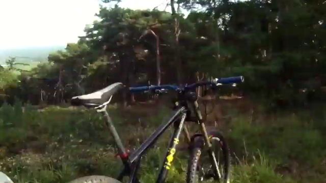 Даунхилл на хардтейле от первого лица.Смотри го про: даунхилл на хардтейле в лесу.Скоростное безуми смотреть онлайн