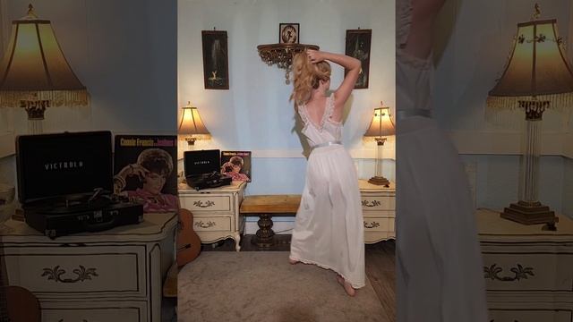 Dainty Rascal Dancing in a Princess Nightgown смотреть онлайн