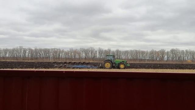 Как начинается утро идеальных выходных в своем доме. Присыпаем дорожки на участке. смотреть онлайн