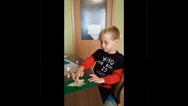 Осенняя поделка своими руками. Аппликация Божья коровка и листик. смотреть онлайн