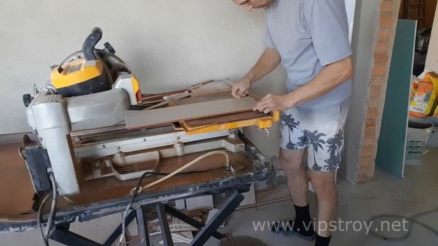 Как отрезать мозайку и как запилить плитку под 45 градусов. http://vipstroy.net Ремонт в ванной. смотреть онлайн