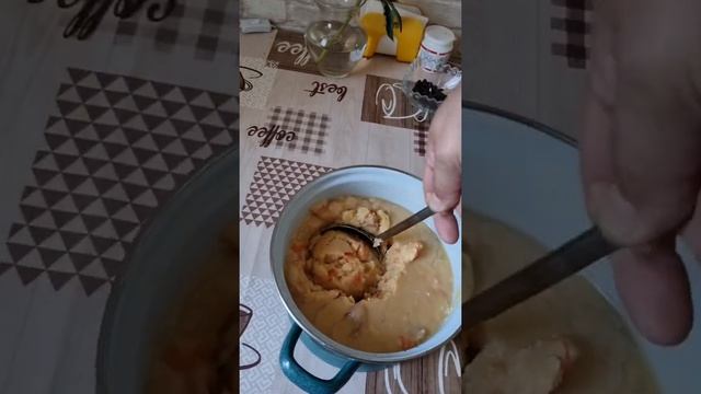 Наливаю гороховый суп