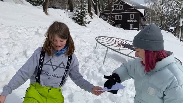 Wir springen UNMÖGLICHE SCHNEEFORMEN! (Trampolin Challenge!) смотреть онлайн