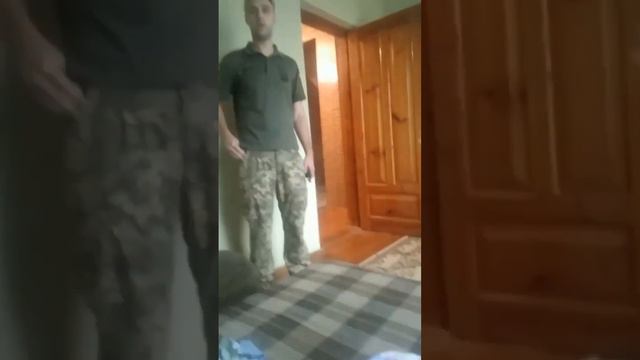 От оно чё! Хунта зажигает. Ворвались в частный дом и что-то требуют от хозяина.