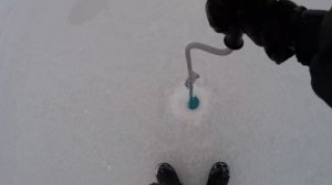 Зимняя рыбалка,по первому льду,в Томской области.