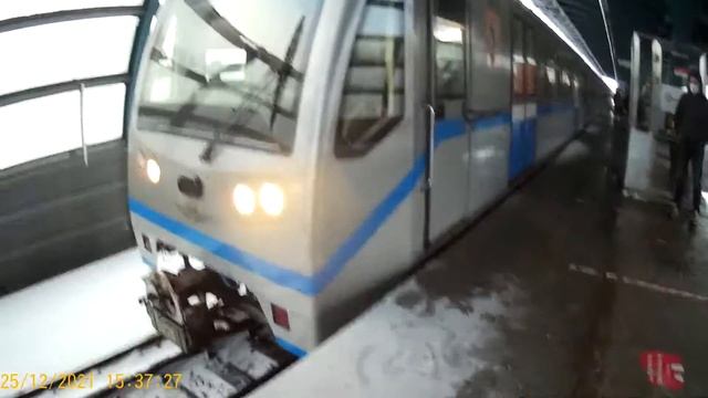 Посадки нет! На станции метро "Бунинская аллея" смотреть онлайн