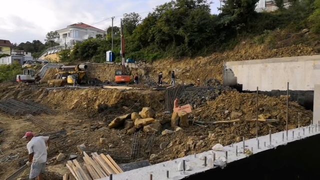 Подпорная стенка высотой 6.8 м на участке со склоном в Сочи выполненная в два этапа. смотреть онлайн
