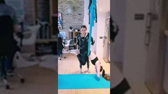 Вис под пахи. Ассистирование. смотреть онлайн