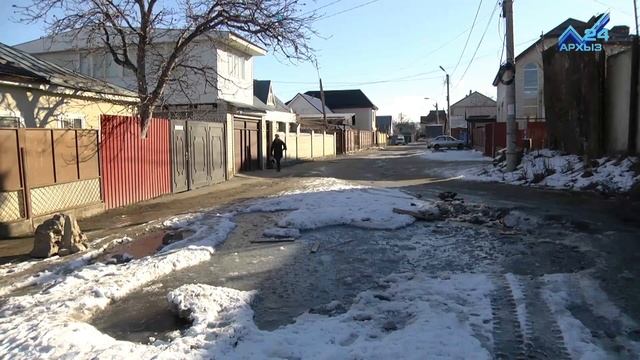 Сюда даже таксисты не ездят. Огромная яма блокирует проезд по улице Революционной смотреть онлайн