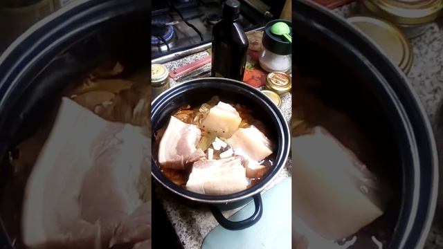 Свиная грудинка в луковой шелухе смотреть онлайн