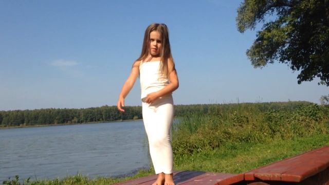 Gabriela tries to dance like Rihanna to a song "Pour it up" performed by Rihanna/ Габриэла танцует смотреть онлайн