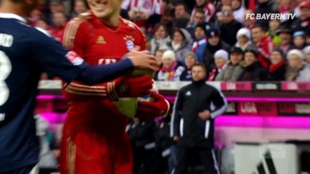Hilarious! Daniel van Buyten destroys the ball? | #FlashbackFriday смотреть онлайн