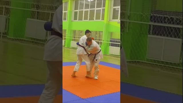 КАРАТЭ СПАРРИНГ: Уклон-захват-колено-подножка-бросок-удар смотреть онлайн