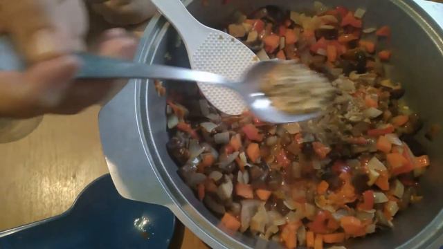 "Рожки по-татарски" (упрощённый вариант) на ужин, пирожки с капустой на обед. смотреть онлайн