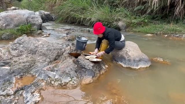 Huge Pink Pearls Are Really Rare, Treasure Hunting By The River To Get Pearl Oysters