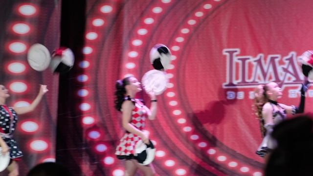 Оригинальные жонглеры со шляпками.Jugglers Hats