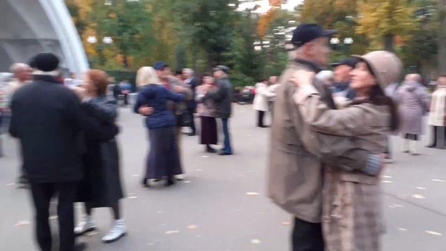 В ОСЕННЕМ ТАНГО!???/ТАНЦЫ В ПАРКЕ ГОРЬКОГО ХАРЬКОВ ОКТЯБРЬ 2021 смотреть онлайн