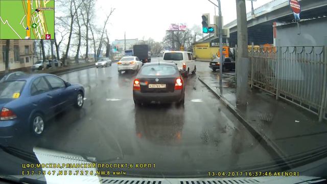 Наглая мадам поворачивает из второго ряда и чертит себе всю бочину(перезалив) смотреть онлайн