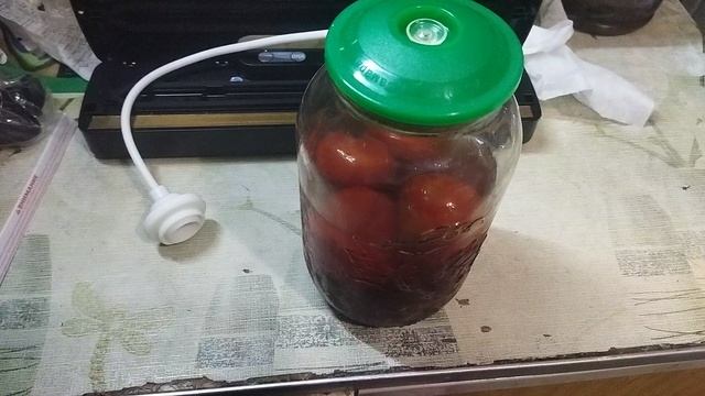 Томаты в банке вакуумируем при помощи вакууматора Afalins. Ещё одна функция его. смотреть онлайн