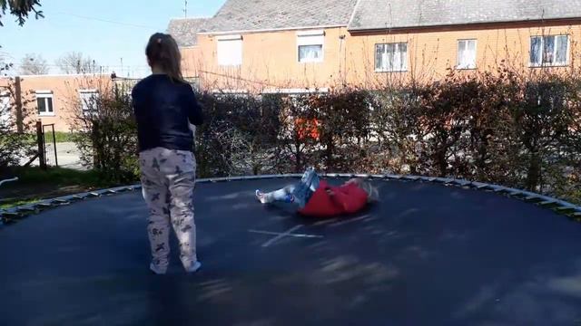 KIDS JUMP ON THE TRAMPOLINE \ ДЕТИ ПРЫГАЮТ НА ТРАМПОЛИНЕ смотреть онлайн