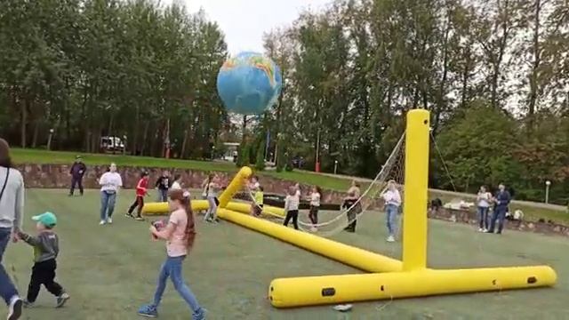 Аренда аттракциона волейбольная сетка. Надувная сетка на мероприятие смотреть онлайн